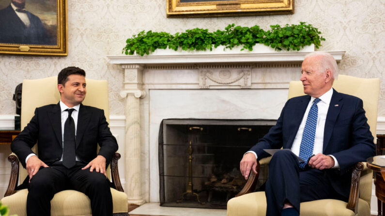 Le président ukrainien Volodymyr Zelensky rencontre le président américain Joe Biden dans le bureau ovale de la Maison Blanche, le 1er septembre 2021 à Washington, DC. (Photo: Doug Mills-Pool/Getty Images)