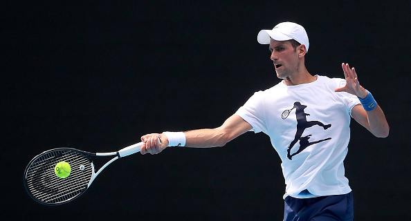 Novak Djokovic s'entraîne sur la Rod Laver Arena avant l'Open d'Australie 2022 au Melbourne Park le 11 janvier 2022 à Melbourne, Australie. (Photo : Kelly Defina/Getty Images)