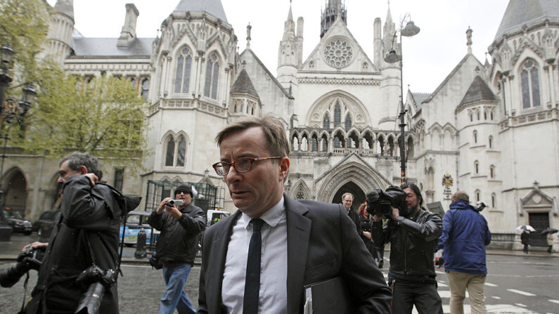 Le directeur de Sky News, John Ryley, quitte la Haute Cour après avoir témoigné devant l'enquête Leveson sur l'éthique de la presse, à Londres, le 23 avril 2012. 
(Photo: JUSTIN TALLIS/AFP via Getty Images)