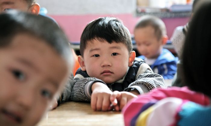 De jeunes enfants chinois dans une école maternelle à Pékin, en Chine, le 26 avril 2012. (STR/AFP/Getty Images)