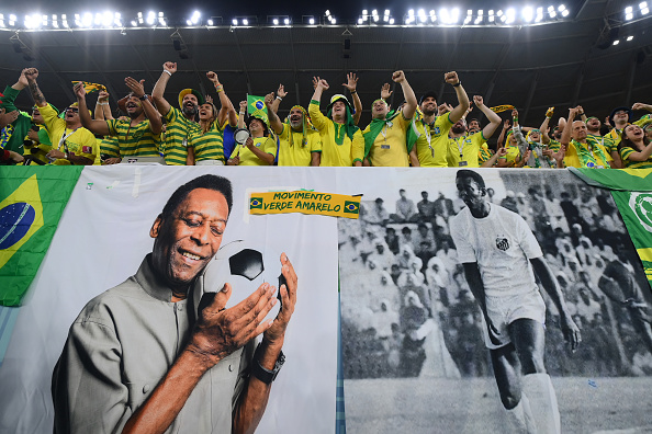 Les joueurs brésiliens déploient une banderole en l'honneur de Pelé, après leur qualification en quart de finale du Mondial au Qatar, le 5 décembre 2022. (Photo : Justin Setterfield/Getty Images)