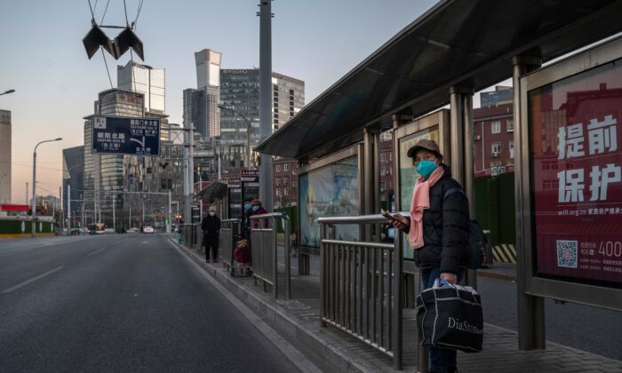 Arrêt de bus dans le quartier central des affaires habituellement animé de Pékin, le 6 décembre 2022. (Kevin Frayer/Getty Images)