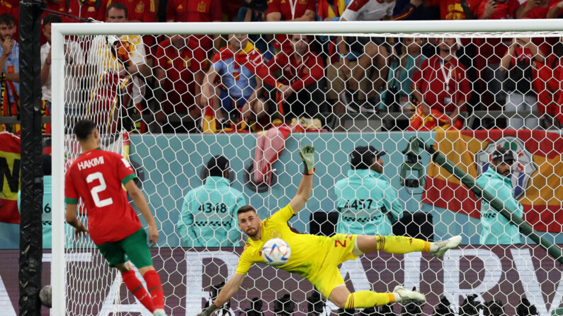 Le penalty décisif de Hakimi devant Unai Simon de l'Espagne lors de la séance de tirs au but après la prolongation lors du match de huitième de finale de la Coupe du Monde entre le Maroc et l'Espagne le 06 décembre 2022 à Al Rayyan, Qatar. (Photo par Clive Brunskill/Getty Images)