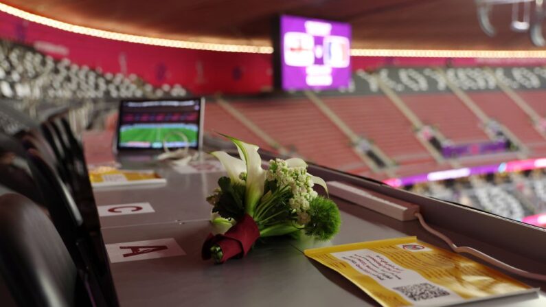 Des fleurs sont déposées à la mémoire de Grant Wahl, journaliste sportif américain décédé alors qu'il effectuait un reportage sur le match Argentine - Pays-Bas, à Al Khor, au Qatar. (Crédit photo Clive Brunskill/Getty Images)