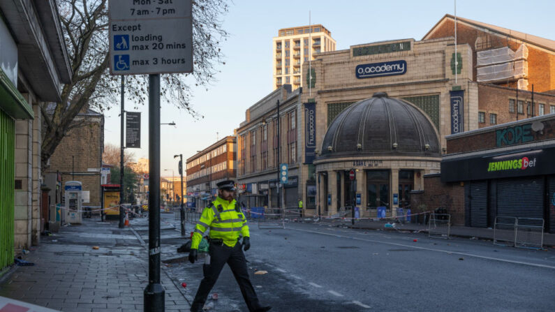 La O2 Academy est bouclée par la police, le 16 décembre 2022, à Londres. (Photo: Dan Kitwood/Getty Images)