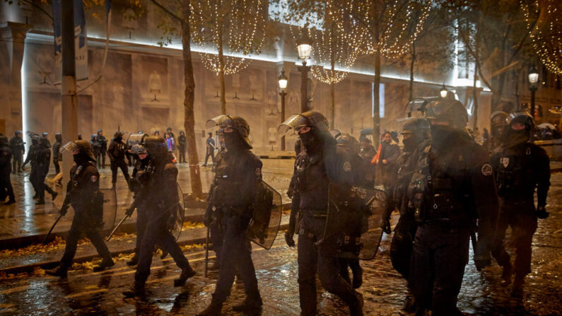 La police anti-émeute descend les Champs-Élysées, le 18 décembre 2022, à Paris. (Photo: Kiran Ridley/Getty Images)
