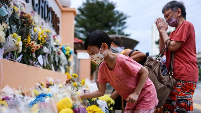 Des fleurs et des messages de condoléances sont déposés à l'entrée d'une école en hommage aux victimes du glissement de terrain de Batang Kali. (Photo: Annice Lyn/Getty Images)