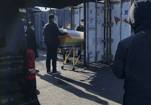 Chargement d'un cercueil destiné au crématorium de Dongjiao, à Pékin, le 18 décembre 2022. (Getty Images)