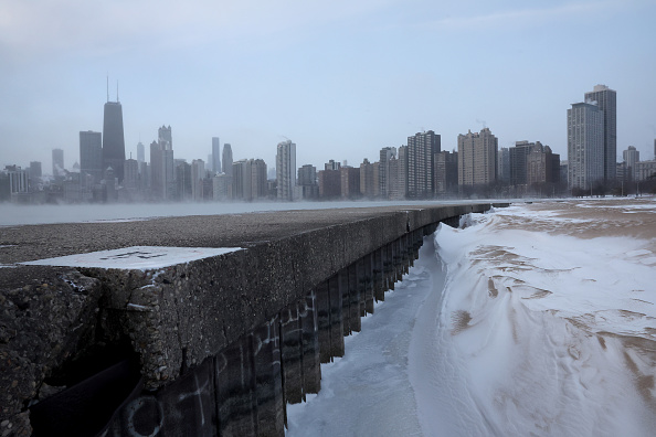 De la vapeur s'élève du lac Michigan près du centre-ville alors que les températures avoisinent les -20°C le 23 décembre 2022 à Chicago. On s'attend à ce que des températures inférieures à zéro s'abattent sur la ville au cours des deux prochains jours, la température ressentie par le vent pouvant descendre jusqu'à -40°C. (Photo : Scott Olson/Getty Images)