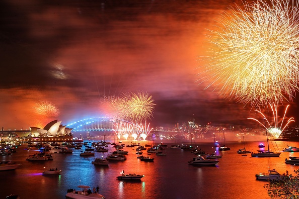 SYDNEY, AUSTRALIE - 01 JANVIER : des feux d'artifice illuminent le ciel au-dessus du pont du port de Sydney lors de la célébration du Nouvel An le 01 janvier 2023. (Photo Roni Bintang/Getty Images)