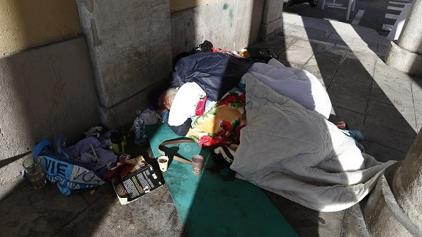 Photo d’illustration. Un SDF dormant dans la rue à Nice, en France, alors que les températures ont chuté. (Photo de VALERY HACHE/AFP via Getty Images)