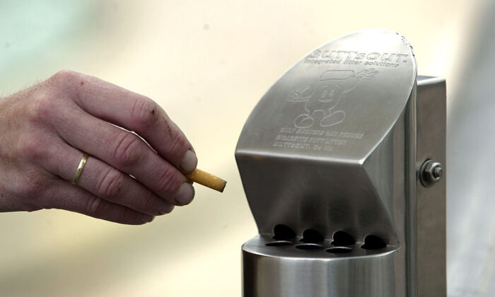 Nouveaux cendriers destinés aux fumeurs dans le cadre du plan de l'ACC visant à éliminer les mégots de cigarettes dans les rues, à Auckland, en Nouvelle-Zélande, le 10 décembre 2004. (Michael Bradley/Getty Images)