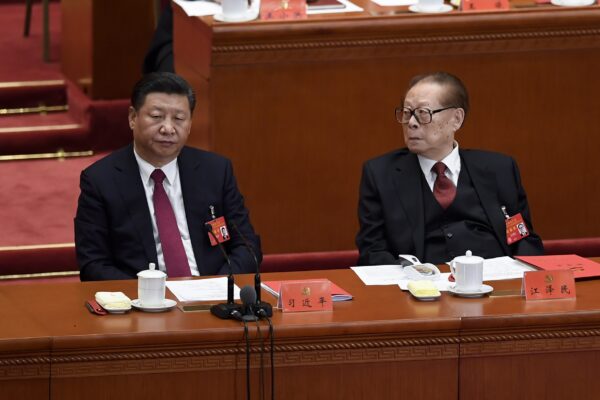Le président chinois Xi Jinping (G) et l'ancien président chinois Jiang Zemin (D) assistent à la clôture du 19e Congrès du Parti communiste au Grand Hall du Peuple à Pékin, le 24 octobre 2017. (WANG ZHAO/AFP via Getty Images)