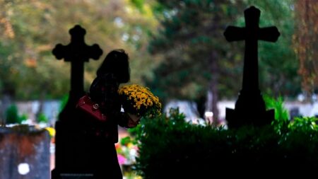 En préparant l’enterrement de son conjoint, elle découvre que la tombe est occupée