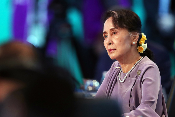 Prix Nobel de la paix, Aung San Suu Kyi âgée de 77 ans, a été arrêtée alors qu'elle était cheffe du gouvernement lors du coup d'État militaire de février 2021. (Photo : MARK METCALFE/POOL/AFP via Getty Images)