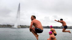 Traditionnelle « Coupe de Noël » à Genève: des milliers de nageurs bravent le froid au lac Léman dans une eau à 8 degrés