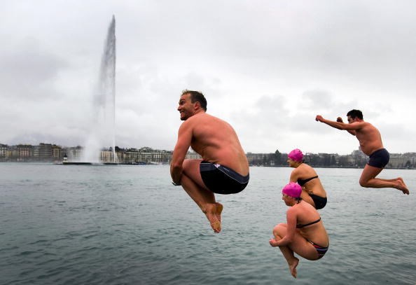 Des nageurs sautent dans l'eau à 6 degrés du lac Léman  à Genève. (Photo : FABRICE COFFRINI/AFP via Getty Images)
