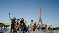 Les kiosquiers de la tour Eiffel expulsés: les «grands gagnants» sont les vendeurs à la sauvette et les grands groupes