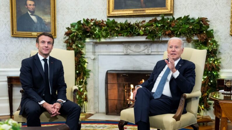 Joe Biden et Emmanuel Macron dans le Bureau ovale, le 1er décembre 2022. (Doug Mills/Pool/Getty Images)