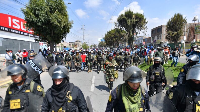 Partisans de l'ancien président Pedro Castillo escortés par la police à Arequipa, réclamant la fermeture du Congrès et la libération de Castillo, le 14 décembre 2022. (Diego Ramos/AFP via Getty Images)