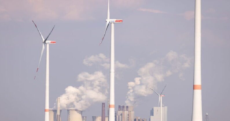 Tours de refroidissement de la centrale électrique au charbon de Neurath,et éoliennes au-dessus d'un champ de colza près de Bedburg, en Allemagne, le 05 mai 2022. (Andreas Rentz/Getty Images)