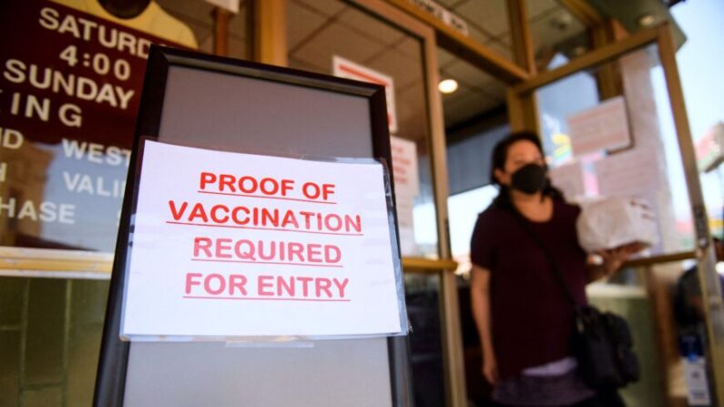 Panneau réclamant une preuve de vaccination contre le Covid-19 devant l’entrée du Langer's Deli à Los Angeles, le 7 août 2021. (Patrick T. Fallon/AFP via Getty Images)