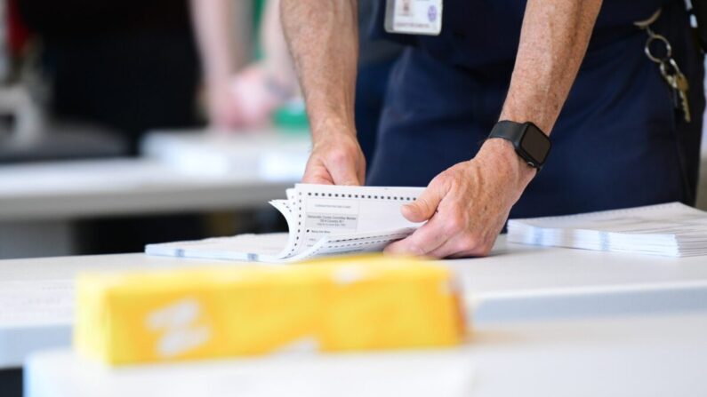 Des fonctionnaires de Pennsylvanie comptent les bulletins de vote à West Chester, en Pennsylvanie, le 2 juin 2022. (Mark Makela/Getty Images)