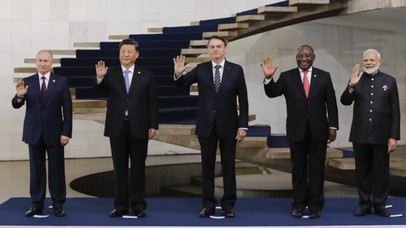 (De g. à dt.) Le président russe Vladimir Poutine, le dirigeant chinois Xi Jinping, le président brésilien Jair Bolsonaro, le président sud-africain Cyril Ramaphosa et le Premier ministre indien Narendra Modi lors du 11e sommet des BRICS à Brasilia, le 14 novembre 2019. (Sergio Lima/AFP via Getty Images)