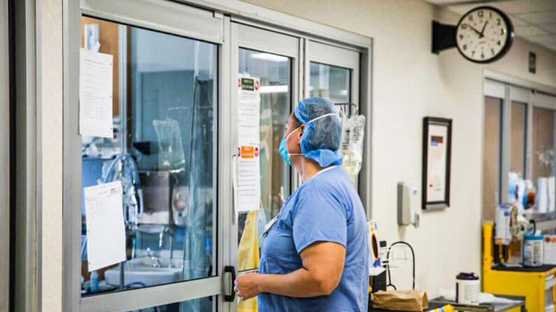 Une professionnelle de la santé s'apprête à entrer dans la chambre d'un patient atteint du Covid-19. (Megan Jelinger/AFP via Getty Images) 