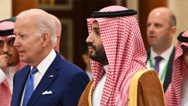 Joe Biden et Mohammed bin Salman lors du sommet de Jeddah sur la sécurité et le développement (CCG+3), le 16 juillet 2022. (MANDEL NGAN/POOL/AFP via Getty Images)
