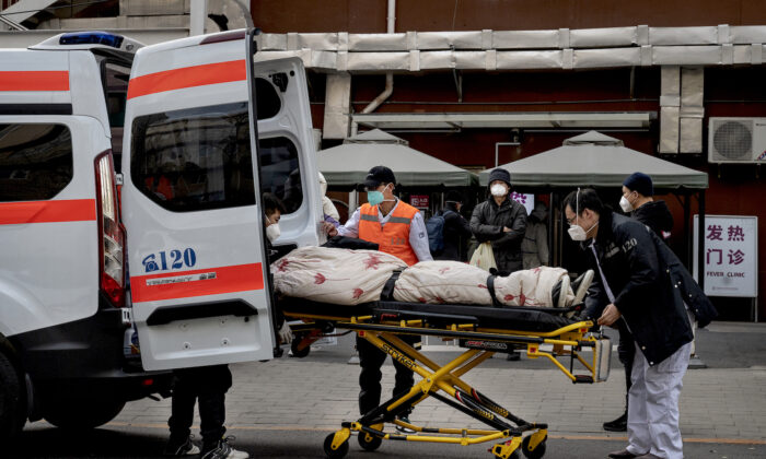 Ambulance dans une clinique dédiée au Covid-19 à Pékin, le 21 décembre 2022. (Kevin Frayer/Getty Images)