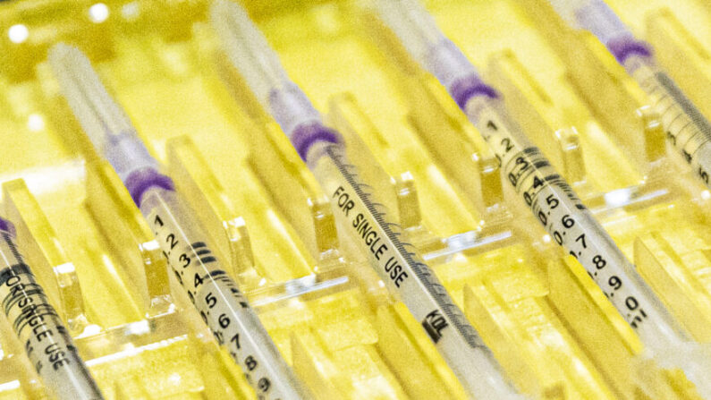 Seringues contenant des vaccins COVID-19 à Berlin, en Allemagne, le 28 février 2022. (Carsten Koall/Getty Images)