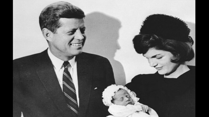 John et Jacqueline Kennedy à l'hôpital universitaire de Georgetown à Washington avec leur fils, John F, après son baptême, le 8 décembre 1960. (SAM SCHULMAN/AFP via Getty Images)
