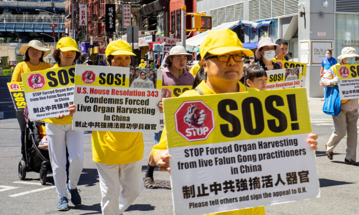 Défilé de pratiquants de Falun Gong dans le Chinatown de New York, le 10 juillet 2022, pour commémorer le 23e anniversaire de leur persécution en Chine. (Chung I Ho/Epoch Times)