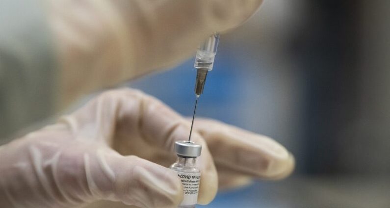 
Préparation d'un vaccin Pfizer Covid-19 à Portland, dans l'Oregon, le 16 décembre 2020 (Nathan Howard/Getty Images)