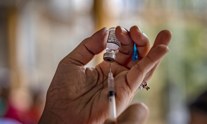Préparation une dose de vaccin Pfizer BioNTech Covid-19 (Ezra Acayan/Getty Images)