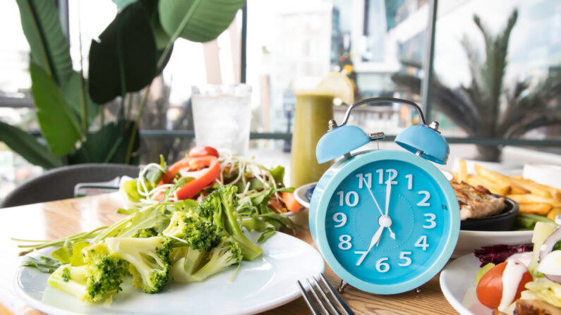 Manger trop vite peut faire plus de mal que de bien à votre corps. (Nok Lek/Shutterstock)