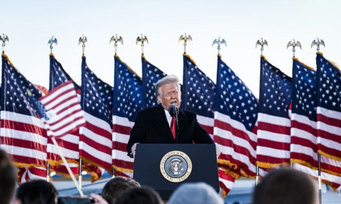 Donald Trump avant de monter à bord de l'Air Force One pour sa dernière fois en tant que président à la base interarmées Andrews, Md, le 20 janvier 2021. (Pete Marovich/Pool/Getty Images)