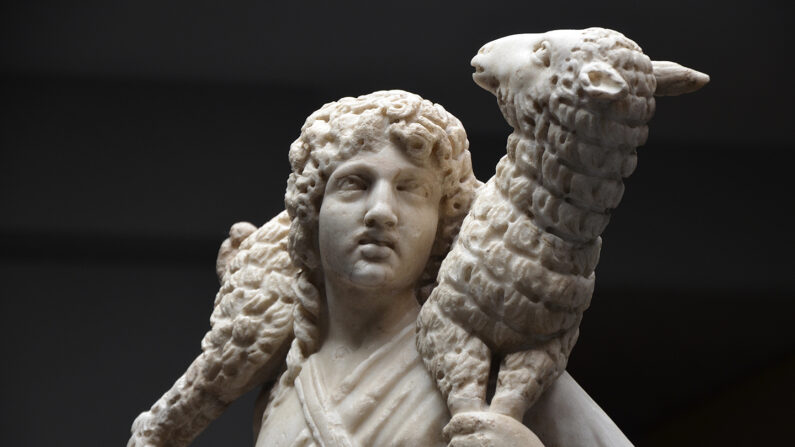 Détail de la sculpture de marbre "Le Bon Berger", vers 300-350 apr. J.-C., par un artiste inconnu, dans les catacombes de Domitilla, Musées du Vatican. (Carole Raddato/CC BY-SA 2.0)