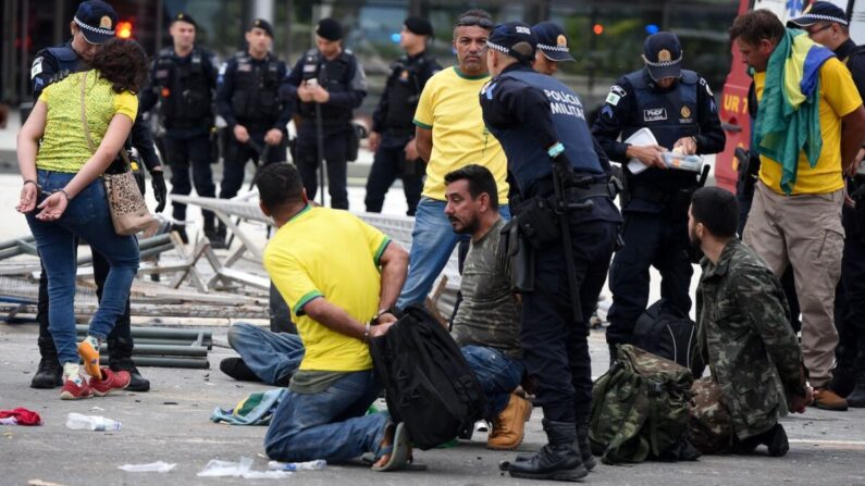 Les forces de sécurité arrêtent des émeutiers après avoir repris le contrôle du palais présidentiel de Planalto à Brasilia, le 8 janvier 2023. (Ton Molina/AFP via Getty Images)