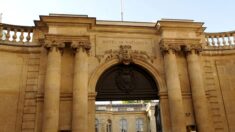 Le portail de Matignon ciblé par le collectif « Dernière rénovation » qui l’asperge de peinture orange
