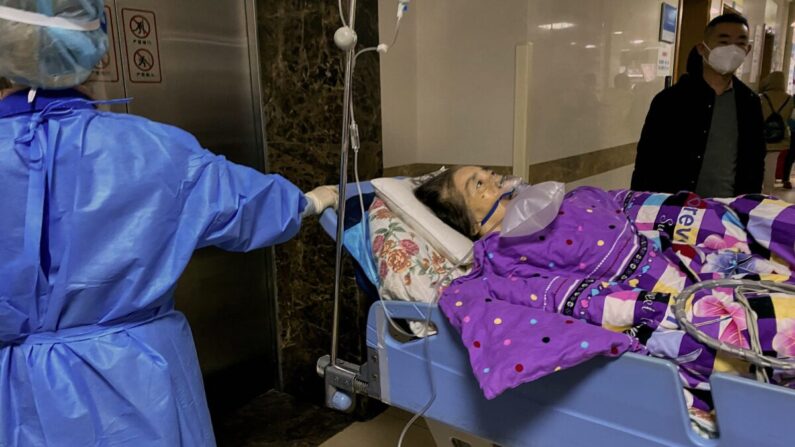 Patiente atteinte de Covid-19 aux urgences du premier hôpital affilié à l'université de médecine de Chongqing, le 22 décembre 2022. (Noel Celis/AFP via Getty Images)