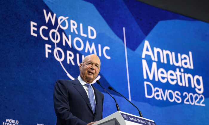 Klaus Schwab, fondateur et président du Forum économique mondial (FEM), prend la parole lors de la réunion annuelle du FEM à Davos, le 23 mai 2022. (Fabrice Coffrini/AFP via Getty Images)
