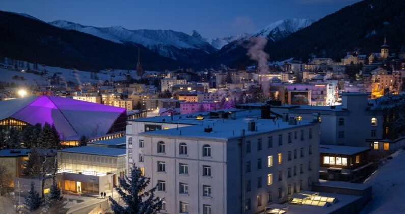 Davos, le jour de l'ouverture du FEM, le 16 janvier 2023. (Fabrice Coffrini/AFP via Getty Images)