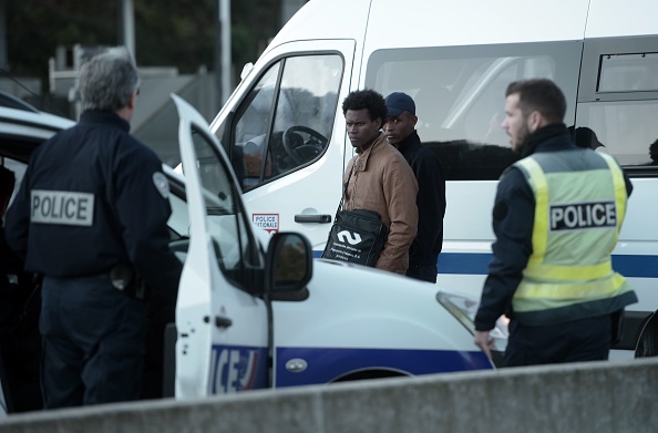 Des policiers français retiennent des migrants au poste frontière de Biriatou, dans le sud-ouest de la France, en 2018. (Photo : IROZ GAIZKA/AFP via Getty Images)