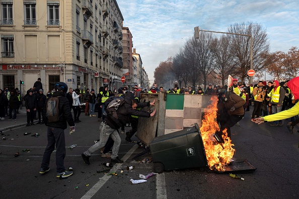 Des personnes brûlent des conteneurs à ordures à Lyon, le 19 janvier 2019, en marge d'une manifestation à l'appel du mouvement des "Gilets jaunes".     (Photo : ROMAIN LAFABREGUE/AFP via Getty Images)