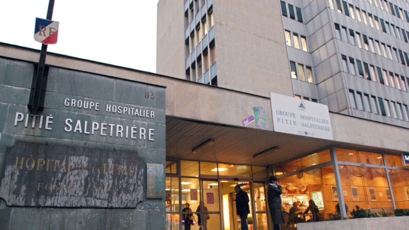 Vue partielle de la façade de l'hôpital de la Pitié-Salpêtrière, prise le 23 décembre 2003 à Paris. (Crédit photo JEAN AYISSI/AFP via Getty Images)