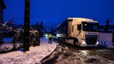 Dordogne: les tracteurs viennent au secours des véhicules coincés par la neige