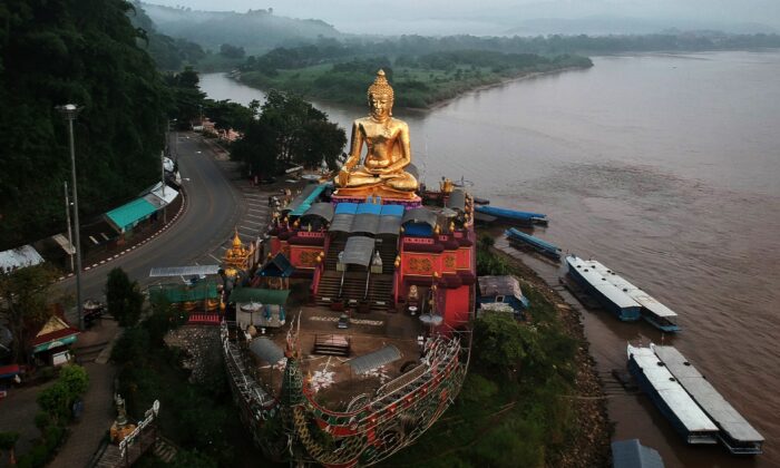 Un bouddha géant du côté thaïlandais du Triangle d'or, dans la province de Chiang Rai, le 20 septembre 2019. La Chine veut creuser un canal à travers le sud de la Thaïlande et construire une rocade vers le détroit de Malacca. (Lillian Suwanrumpha/AFP via Getty Images)