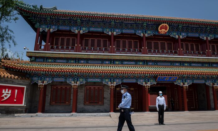 Entrée de Zhongnanhai, complexe dédié à la direction du Parti communiste chinois, à Pékin, le 18 mai 2020. (Nicolas Asfouri/AFP via Getty Images)